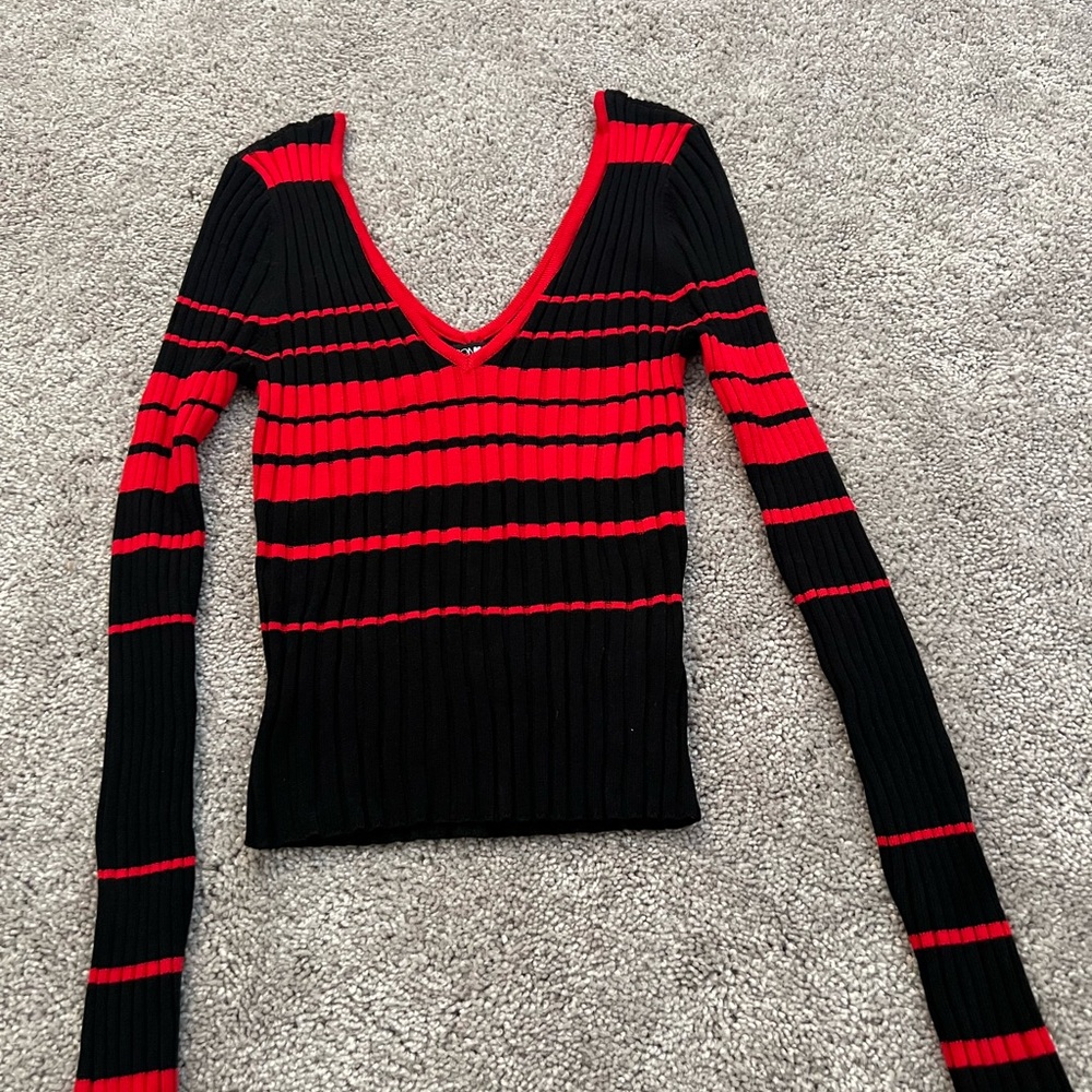 Fashion Nova V-Neck Sweater - Black and Red